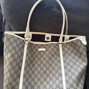 Gucci Signature Pattern Tote in Gray and Cream
